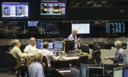 El día después de la derrota, el dólar rozó los $1.430 y el Riesgo País superó los 1.100 puntos