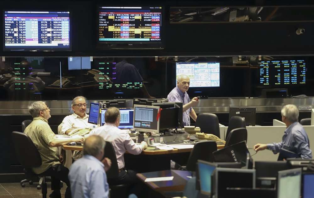 El día después de la derrota, el dólar rozó los $1.430 y el Riesgo País superó los 1.100 puntos