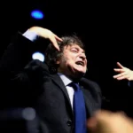 Milei implementó el cepo y restringió la compra de dólares