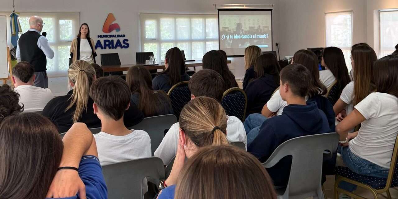 Arias impulsa la innovación y el espíritu emprendedor entre los jóvenes