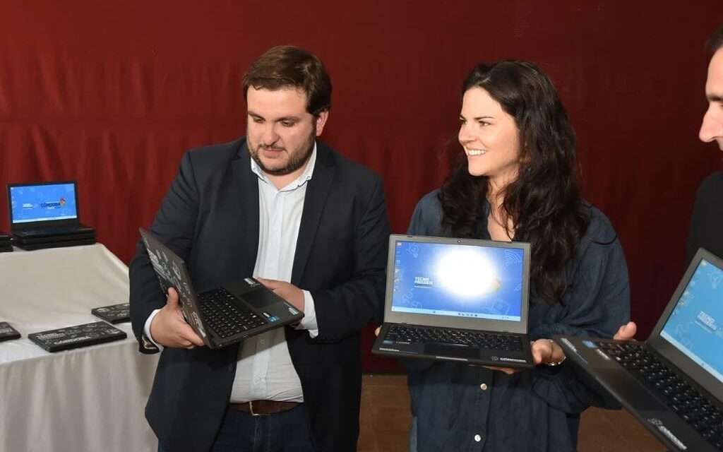 La Cesira: Entregaron 20 nuevas netbooks al Centro Educativo General Victoriano Rodríguez