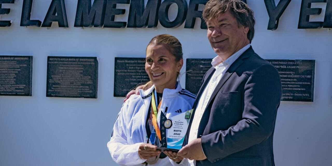 Adelia María reconoció a la atleta Marta Arias por su destacada trayectoria y espíritu de superación
