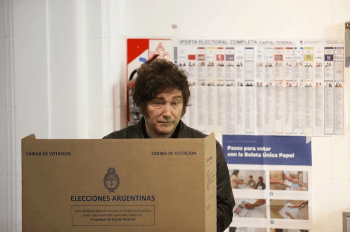En medio de un fuerte operativo policial, Milei votó y se retiró sin responder consultas de la prensa