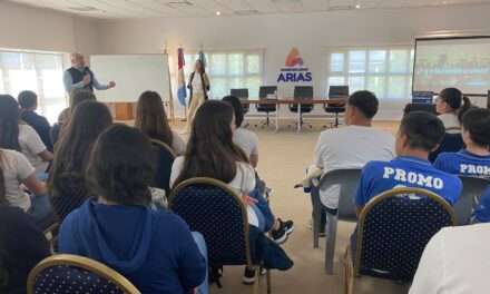 Unos 200 estudiantes de Arias se sumaron a una charla sobre innovación y startups