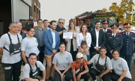 Myrian Prunotto entregó un aporte provincial a Bomberos de Villa Nueva