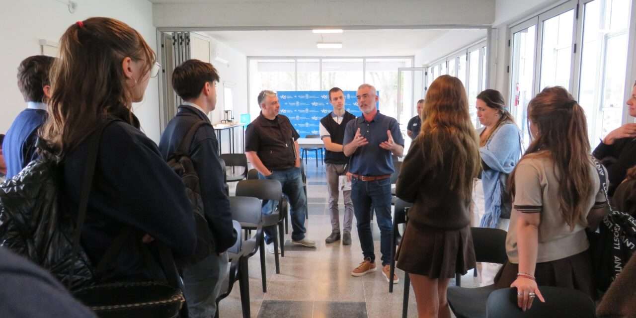 Ganadores del Hackathon 2025 visitaron el Polo Científico Tecnológico