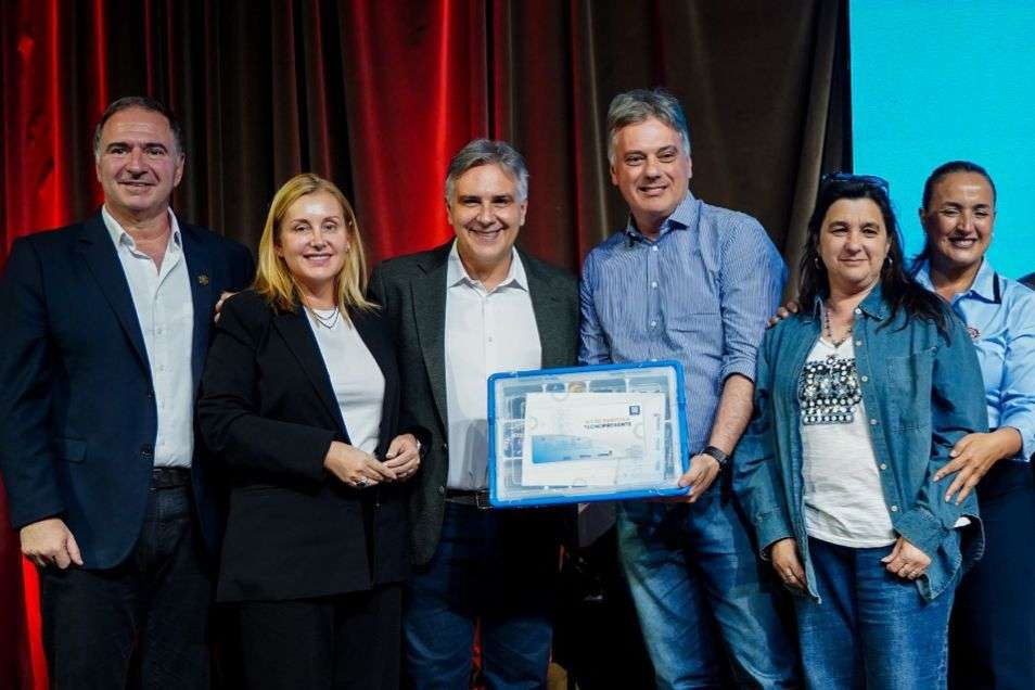 Escuelas primarias y secundarias de toda la provincia recibieron kits de robótica educativa