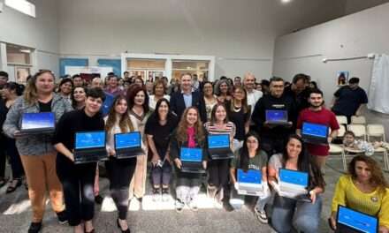 La Provincia completó la entrega de 58.000 notebooks a establecimientos educativos