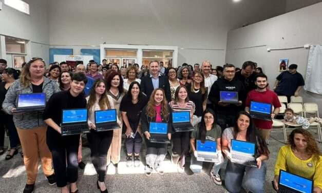 La Provincia completó la entrega de 58.000 notebooks a establecimientos educativos