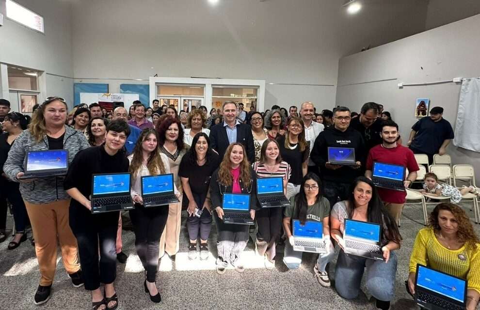 La Provincia completó la entrega de 58.000 notebooks a establecimientos educativos