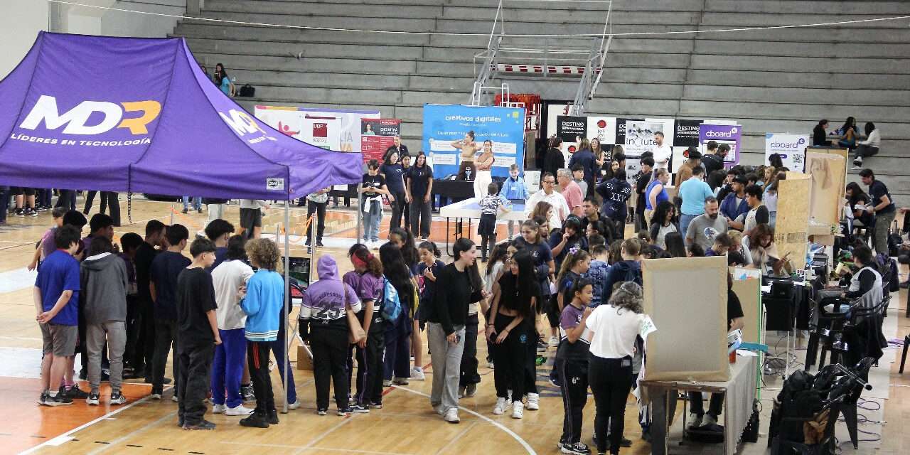 Estudiantes participaron del 3° Encuentro de Innovadores Tecnológicos en el Estadio Arena de Villa Carlos Paz