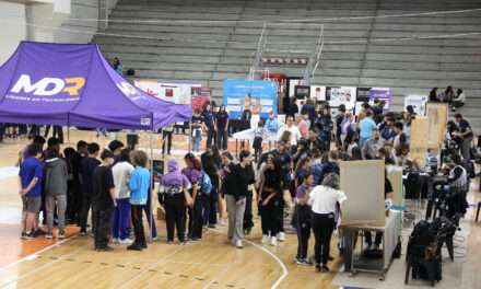 Estudiantes participaron del 3° Encuentro de Innovadores Tecnológicos en el Estadio Arena de Villa Carlos Paz
