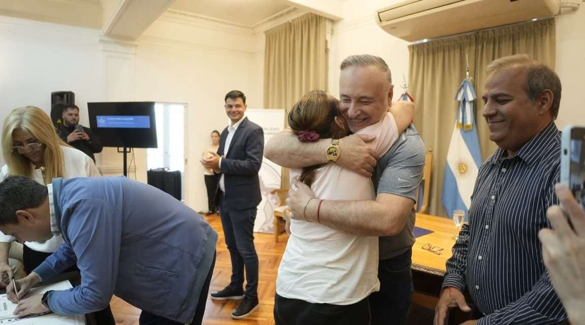 Villa María: 11 familias de barrio Los Olmos firmaron el acta de escrituras de sus viviendas