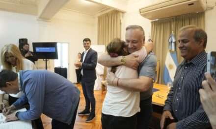 Villa María: 11 familias de barrio Los Olmos firmaron el acta de escrituras de sus viviendas