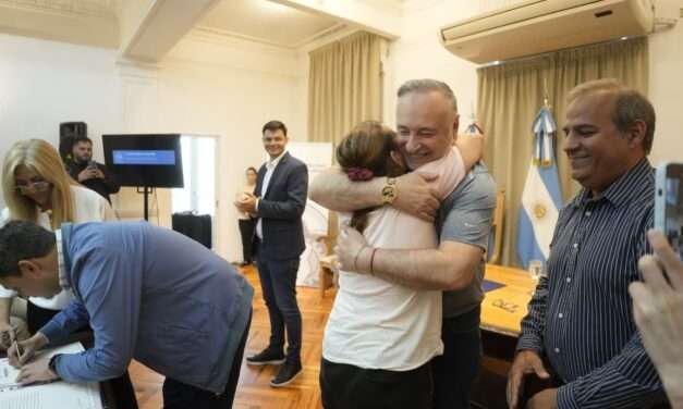 Villa María: 11 familias de barrio Los Olmos firmaron el acta de escrituras de sus viviendas