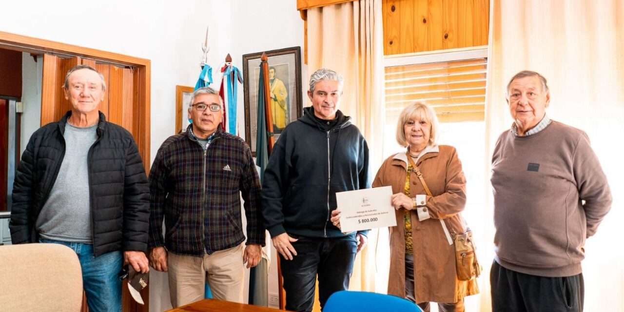 Mauricio García entregó un subsidio al Centro de Jubilados y Pensionados de Achiras