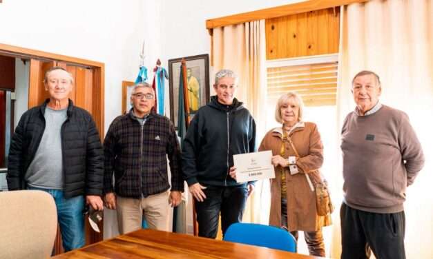 Mauricio García entregó un subsidio al Centro de Jubilados y Pensionados de Achiras