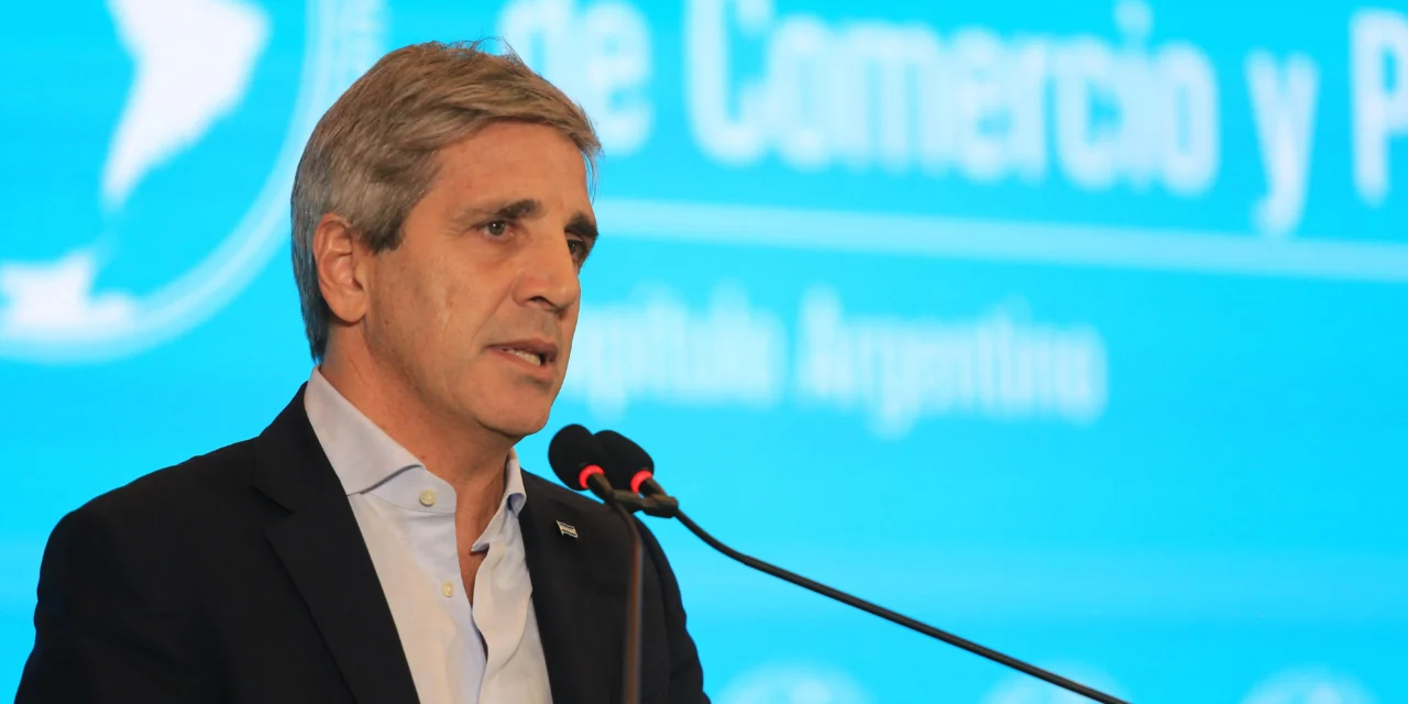 Caputo le habló al empresariado desde EE.UU. y prometió avanzar con la reforma laboral y tributaria