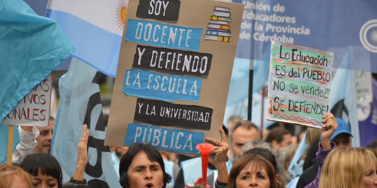 Sin clases: docentes realizan un paro por 24 horas en defensa de la escuela pública
