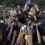Milei encabezó una caravana en Córdoba y llamó a votar a la Libertad Avanza: «Nunca dije que iba a ser fácil»
