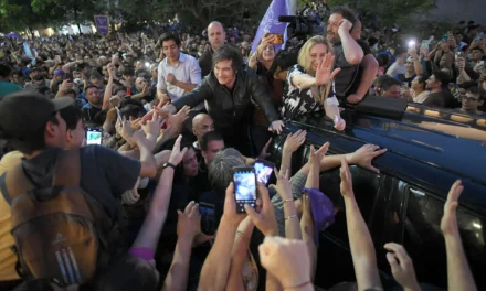 Milei encabezó una caravana en Córdoba y llamó a votar a la Libertad Avanza: «Nunca dije que iba a ser fácil»