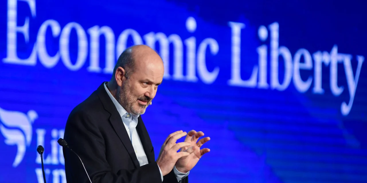 Sturzenegger negó que la reforma laboral busque extender a 12 horas la jornada, aunque figura en el proyecto