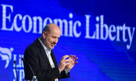 Sturzenegger negó que la reforma laboral busque extender a 12 horas la jornada, aunque figura en el proyecto