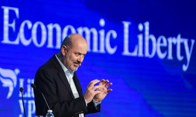 Sturzenegger negó que la reforma laboral busque extender a 12 horas la jornada, aunque figura en el proyecto