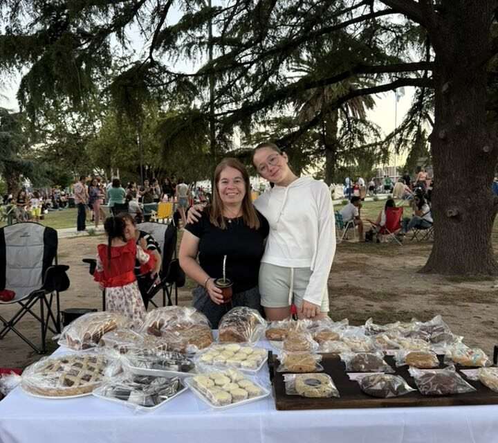 Villa Huidobro volvió a vivir su clásica Feria de Emprendedores y Artesanos en la Plaza 25 de Mayo
