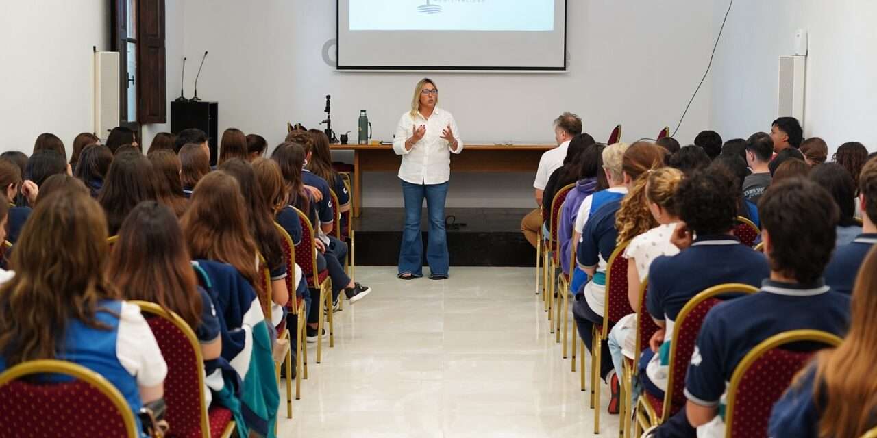 Estudiantes de General Levalle participaron de una charla sobre decisiones y proyectos de vida