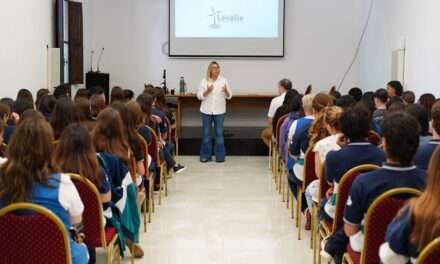 Estudiantes de General Levalle participaron de una charla sobre decisiones y proyectos de vida