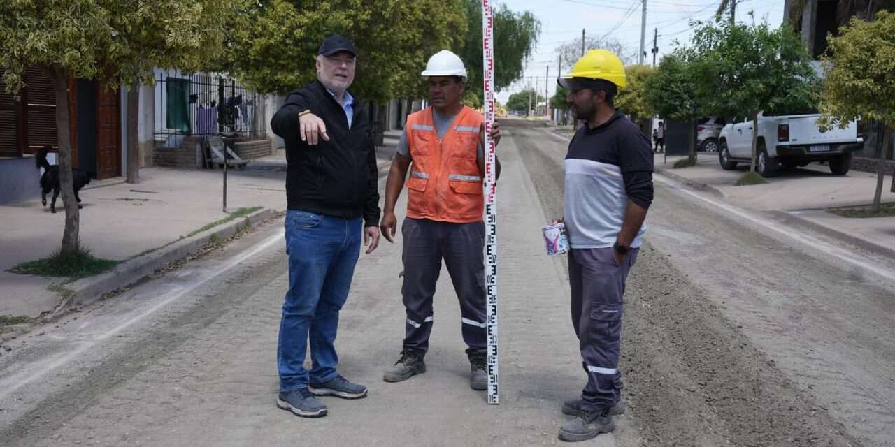 Plan 430 cuadras de pavimento en Villa María: Accastello recorrió la obra en barrio Avellaneda