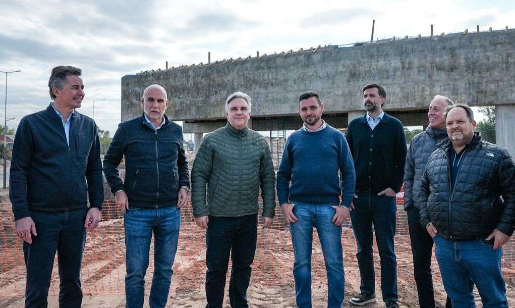 Malvinas Argentinas: Llaryora supervisó la construcción del altonivel en Ruta 19