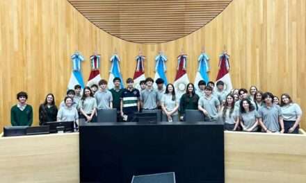 Vicuña Mackenna: Estudiantes del Instituto Sagrada Familia visitaron la Legislatura de Córdoba