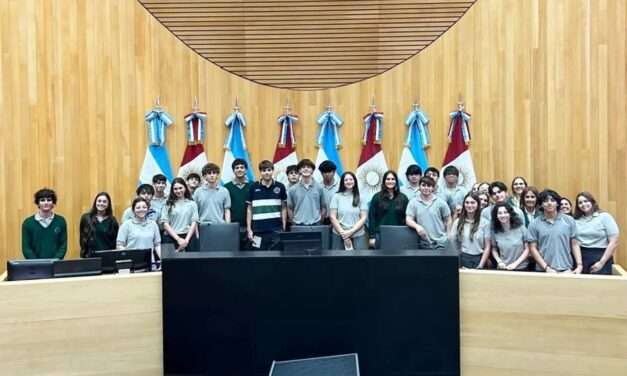 Vicuña Mackenna: Estudiantes del Instituto Sagrada Familia visitaron la Legislatura de Córdoba