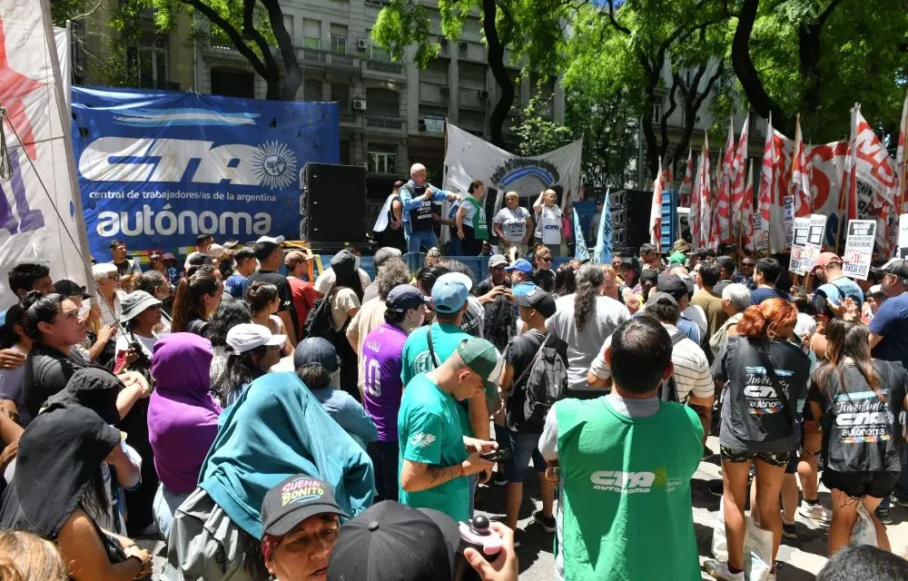 El Gobierno anunció que definirá por decreto el aumento del Salario Mínimo Vital y Móvil