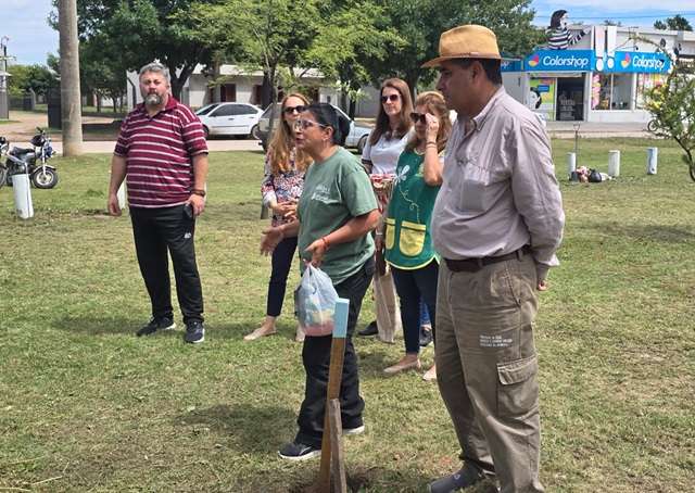 Ucacha: Alumnos y familiares del Jardín San Martín plantaron árboles en el bosquecito nativo