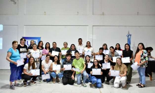 Monte de los Gauchos reconoció a estudiantes en la entrega de certificados de la Universidad Popular