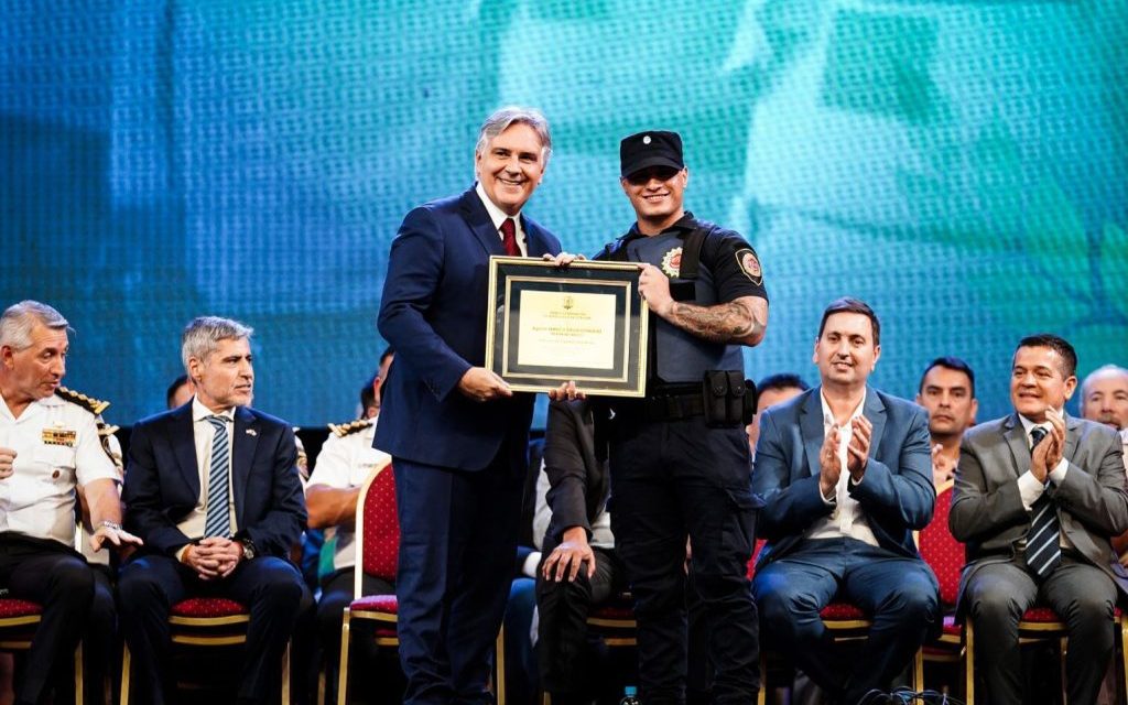 Llaryora encabezó el egreso de más de 500 nuevos policías y anunció nuevas inversiones