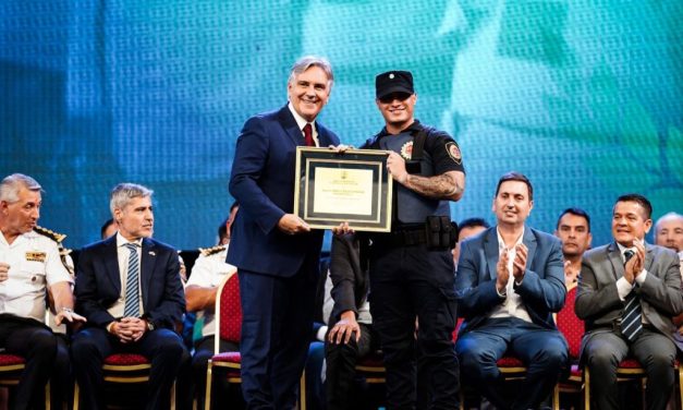 Llaryora encabezó el egreso de más de 500 nuevos policías y anunció nuevas inversiones