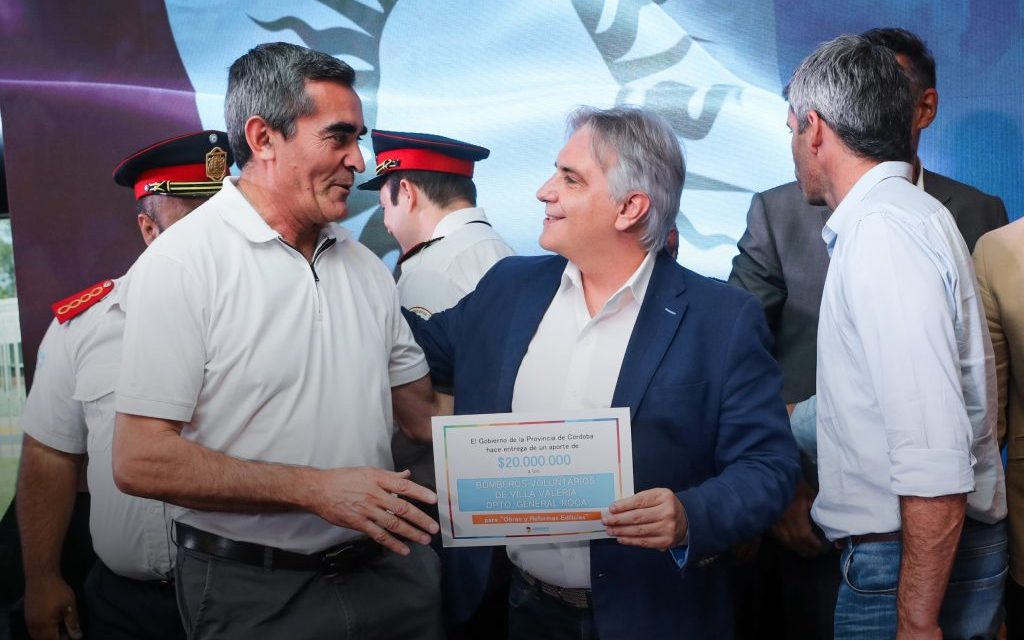 Llaryora entregó aportes a bomberos voluntarios por más de $600 millones