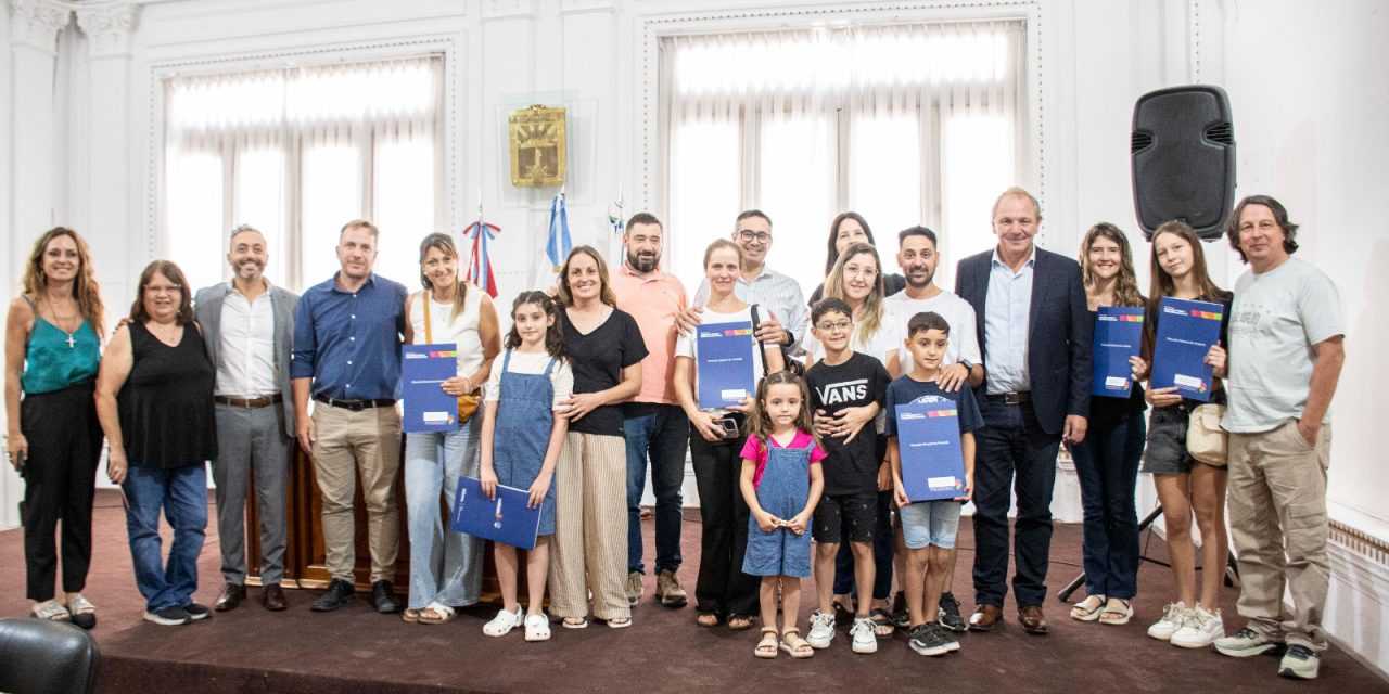 De Rivas encabezó la firma de otras 36 escrituras para familias de la ciudad