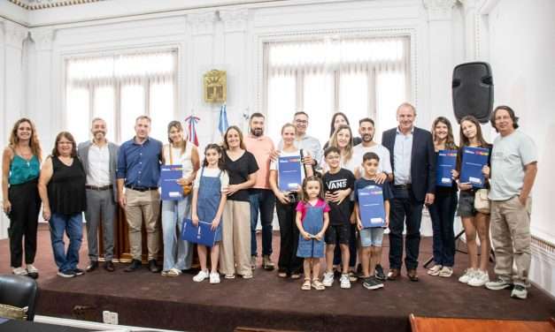 De Rivas encabezó la firma de otras 36 escrituras para familias de la ciudad