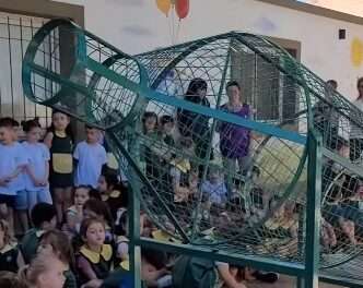 Alejandro Roca instaló nuevos puntos de recolección de botellas plásticas junto al Jardín El Gran Capitán