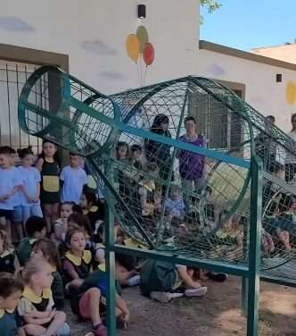 Alejandro Roca instaló nuevos puntos de recolección de botellas plásticas junto al Jardín El Gran Capitán