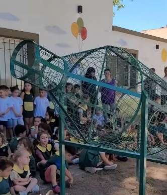 Alejandro Roca instaló nuevos puntos de recolección de botellas plásticas junto al Jardín El Gran Capitán