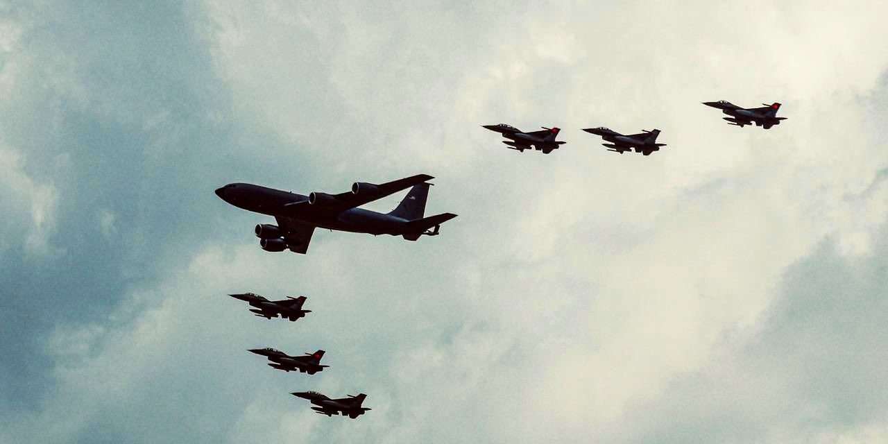 Los primeros F-16 llegaron al país y fueron presentados en Las Higueras