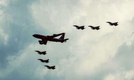 Los primeros F-16 llegaron al país y fueron presentados en Las Higueras