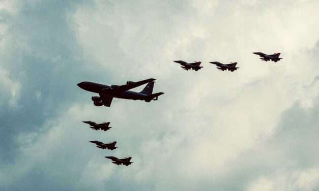 Los primeros F-16 llegaron al país y fueron presentados en Las Higueras