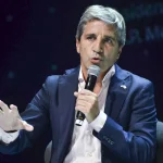 Política cambiaria: el Gobierno reconoce el atraso del dólar y busca denodadamente que baje el riesgo país